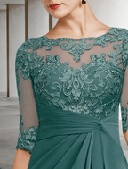 Vestido de mãe da noiva estilo tubo/coluna, tamanho grande, elegante, decote em joia, comprimento até ao chão, chiffon, renda, manga curta com aplicações, drapeado lateral