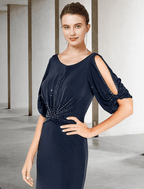 Vestido de mãe da noiva com bainha/coluna, tamanho grande, elegante, decote em joia, cauda longa/escova, chiffon elástico, manga curta com missangas