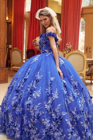 Schulterfreies Ballkleid mit 3D-Blumenapplikation von Juliet 1447