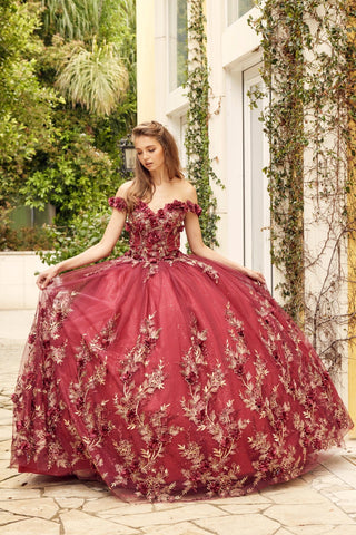 Schulterfreies Ballkleid mit 3D-Blumenapplikation von Juliet 1447