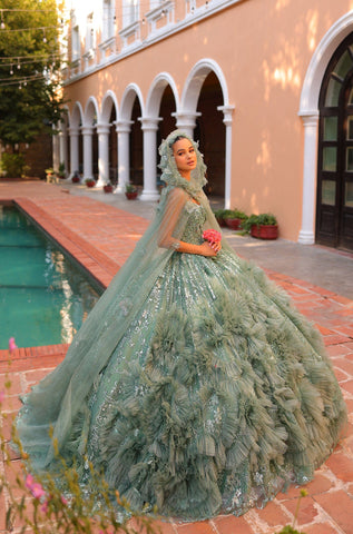Ärmelloses Quinceanera-Kleid mit 3D-Blumenmuster und Umhang von Amarra 54314
