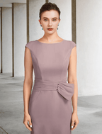 Vestido de mãe da noiva de duas peças com bainha/coluna, tamanho grande, elegante, decote em joia, comprimento até ao joelho, chiffon, renda, manga curta, casaco incluído, vestidos com faixa/fita, pregadeira de cristal