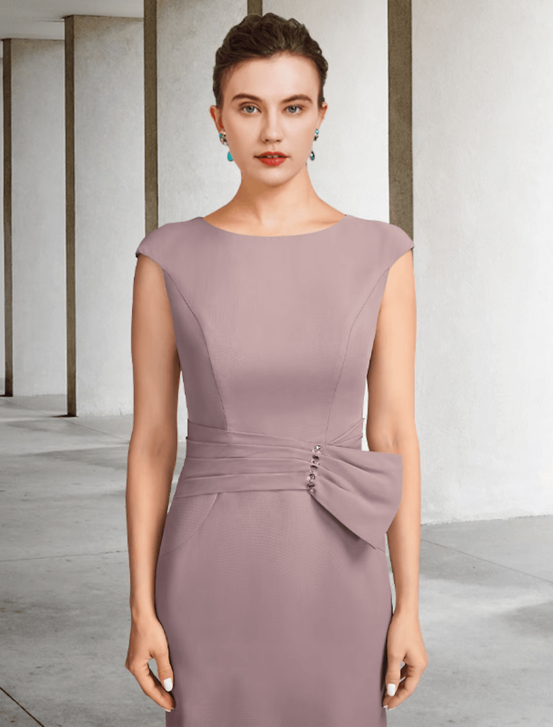 Vestido de mãe da noiva de duas peças com bainha/coluna, tamanho grande, elegante, decote em joia, comprimento até ao joelho, chiffon, renda, manga curta, casaco incluído, vestidos com faixa/fita, pregadeira de cristal