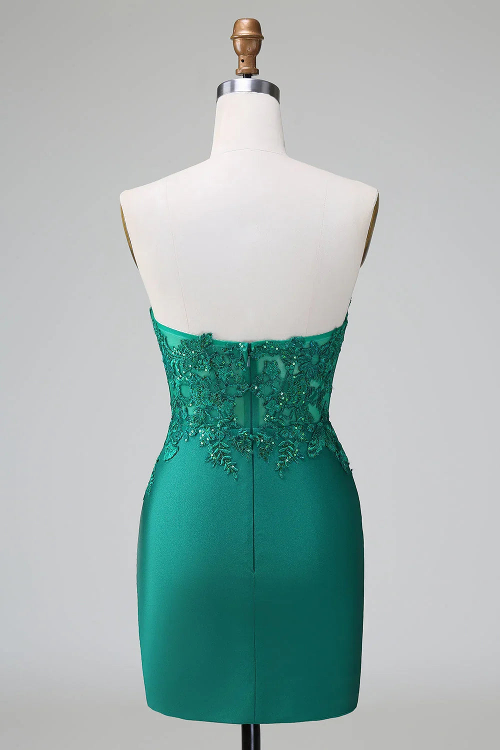 Elegantes dunkelgrünes figurbetontes trägerloses Plisseé-Kurzfestkleid mit Perlenstickerei