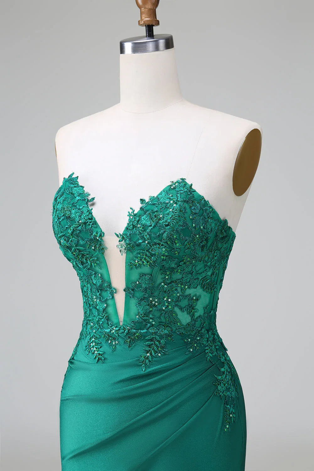 Elegantes dunkelgrünes figurbetontes trägerloses Plisseé-Kurzfestkleid mit Perlenstickerei