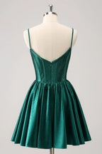 Vestido Corto de Baile de Graduación en Línea A con Tirantes Espagueti, Volantes y Corsé en Verde Oscuro Adorable con Abalorios