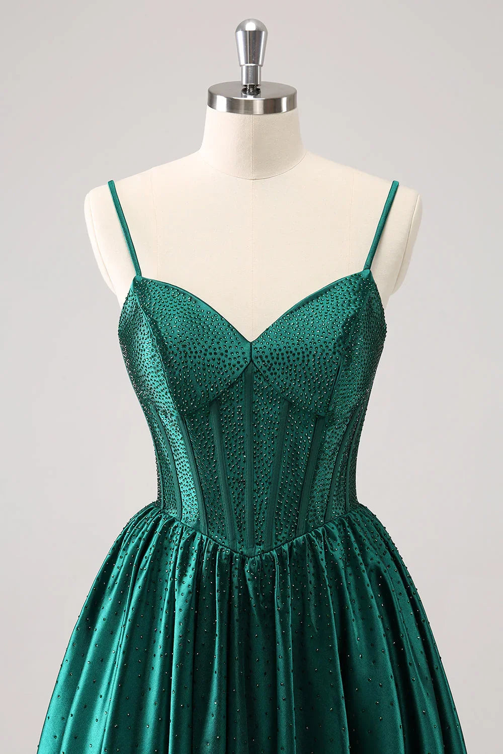 Vestido Corto de Baile de Graduación en Línea A con Tirantes Espagueti, Volantes y Corsé en Verde Oscuro Adorable con Abalorios