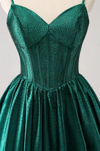 Vestido Corto de Baile de Graduación en Línea A con Tirantes Espagueti, Volantes y Corsé en Verde Oscuro Adorable con Abalorios