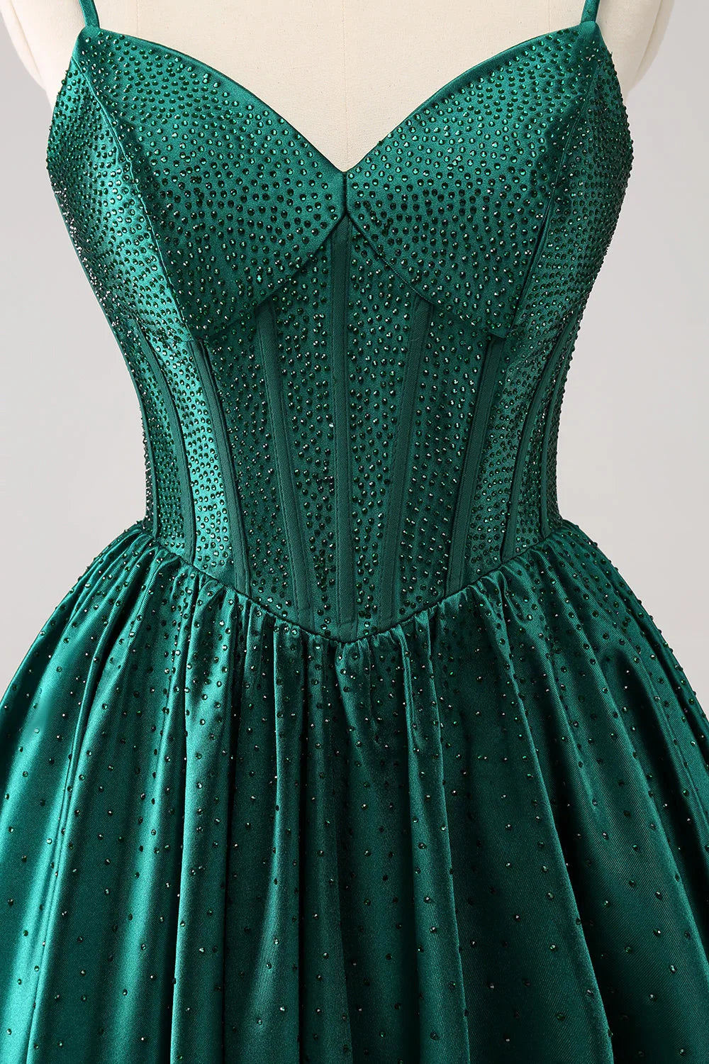 Vestido Corto de Baile de Graduación en Línea A con Tirantes Espagueti, Volantes y Corsé en Verde Oscuro Adorable con Abalorios