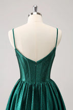 Vestido Corto de Baile de Graduación en Línea A con Tirantes Espagueti, Volantes y Corsé en Verde Oscuro Adorable con Abalorios