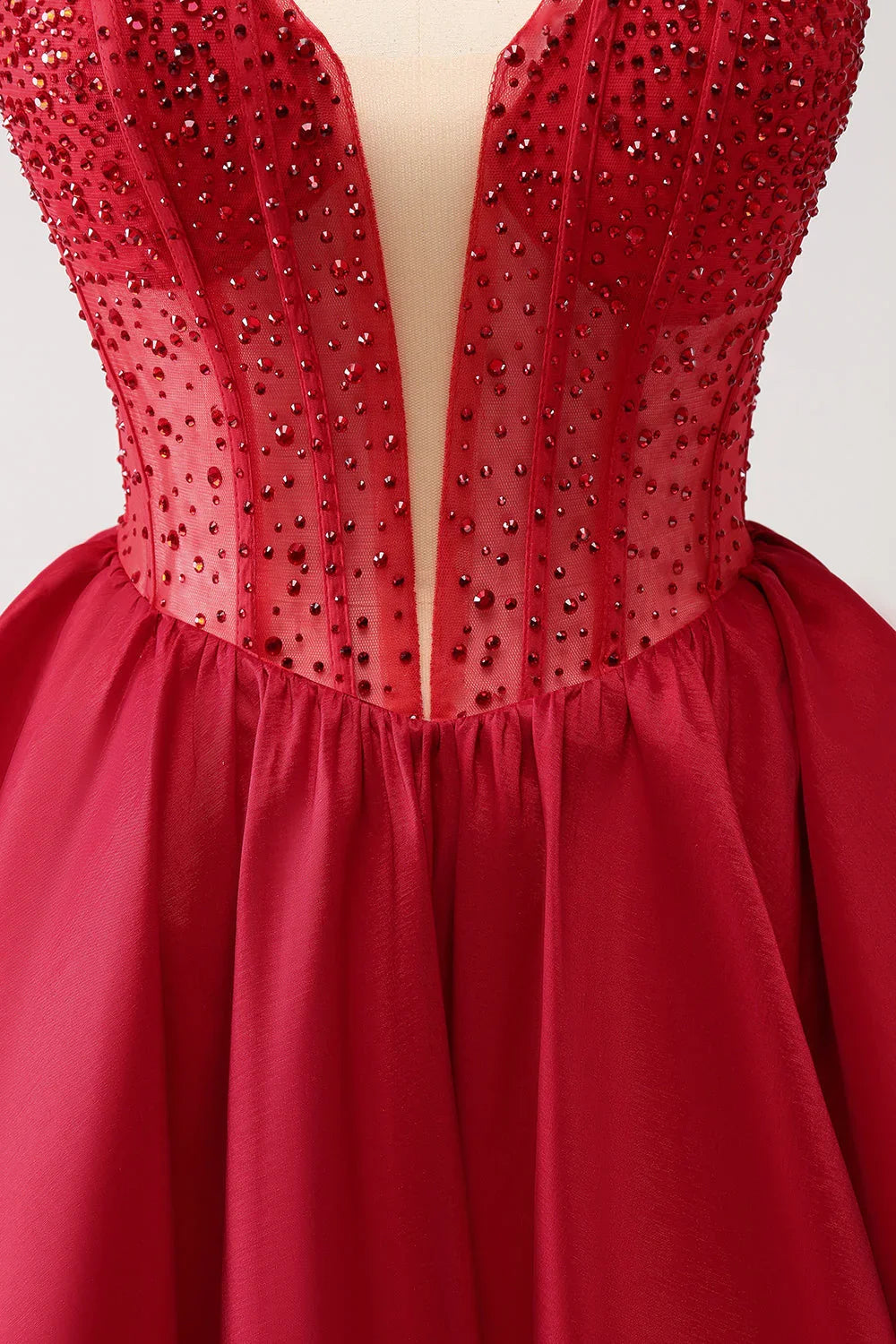 Vestido Fofo Vermelho em Linha A, Sem Alças, com Corpete e Babados para Baile de Finalistas com Aplicações de Missangas