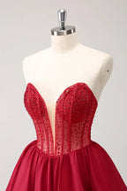 Vestido Fofo Vermelho em Linha A, Sem Alças, com Corpete e Babados para Baile de Finalistas com Aplicações de Missangas
