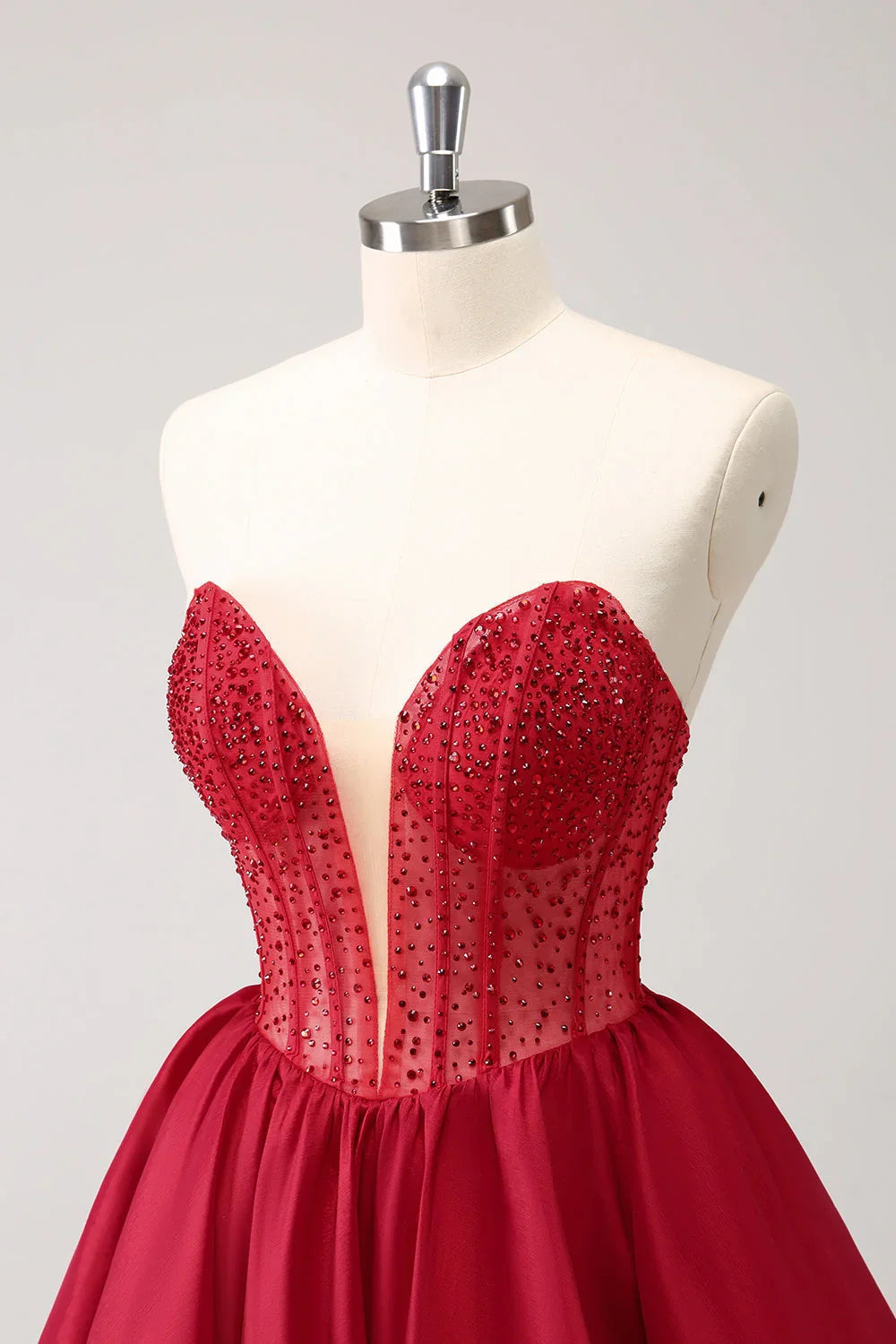 Vestido Fofo Vermelho em Linha A, Sem Alças, com Corpete e Babados para Baile de Finalistas com Aplicações de Missangas