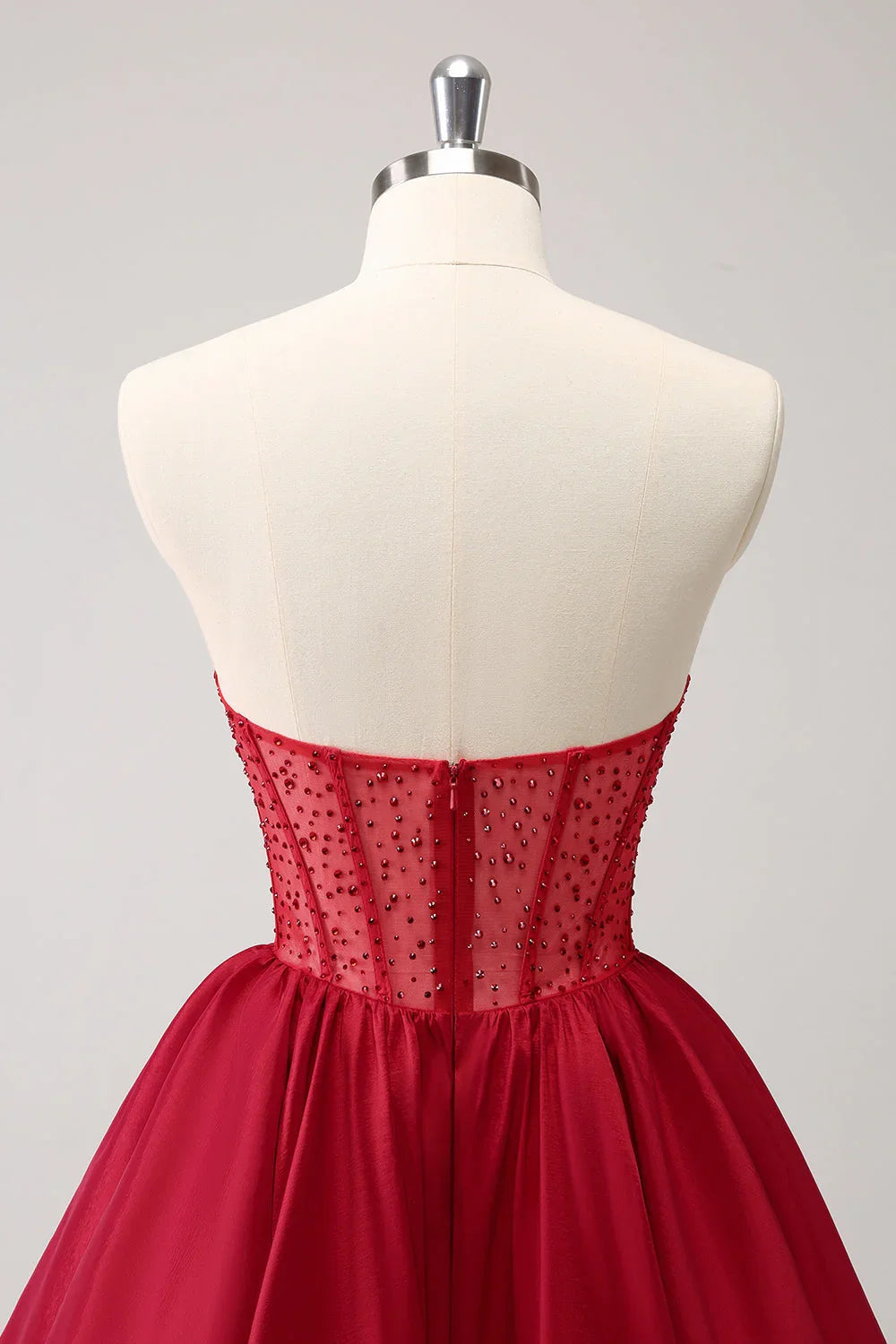 Vestido Fofo Vermelho em Linha A, Sem Alças, com Corpete e Babados para Baile de Finalistas com Aplicações de Missangas