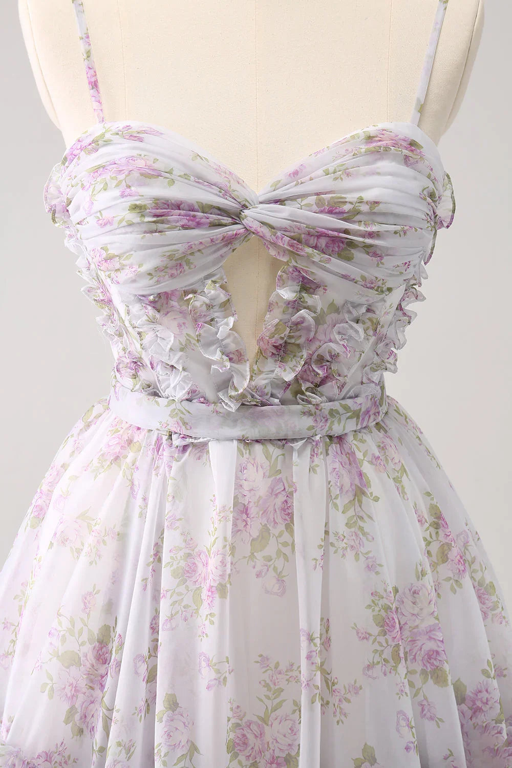 Vestido de Baile Lila Lindo con Corte A, Abertura, Niveles, Estampado Floral y Volantes