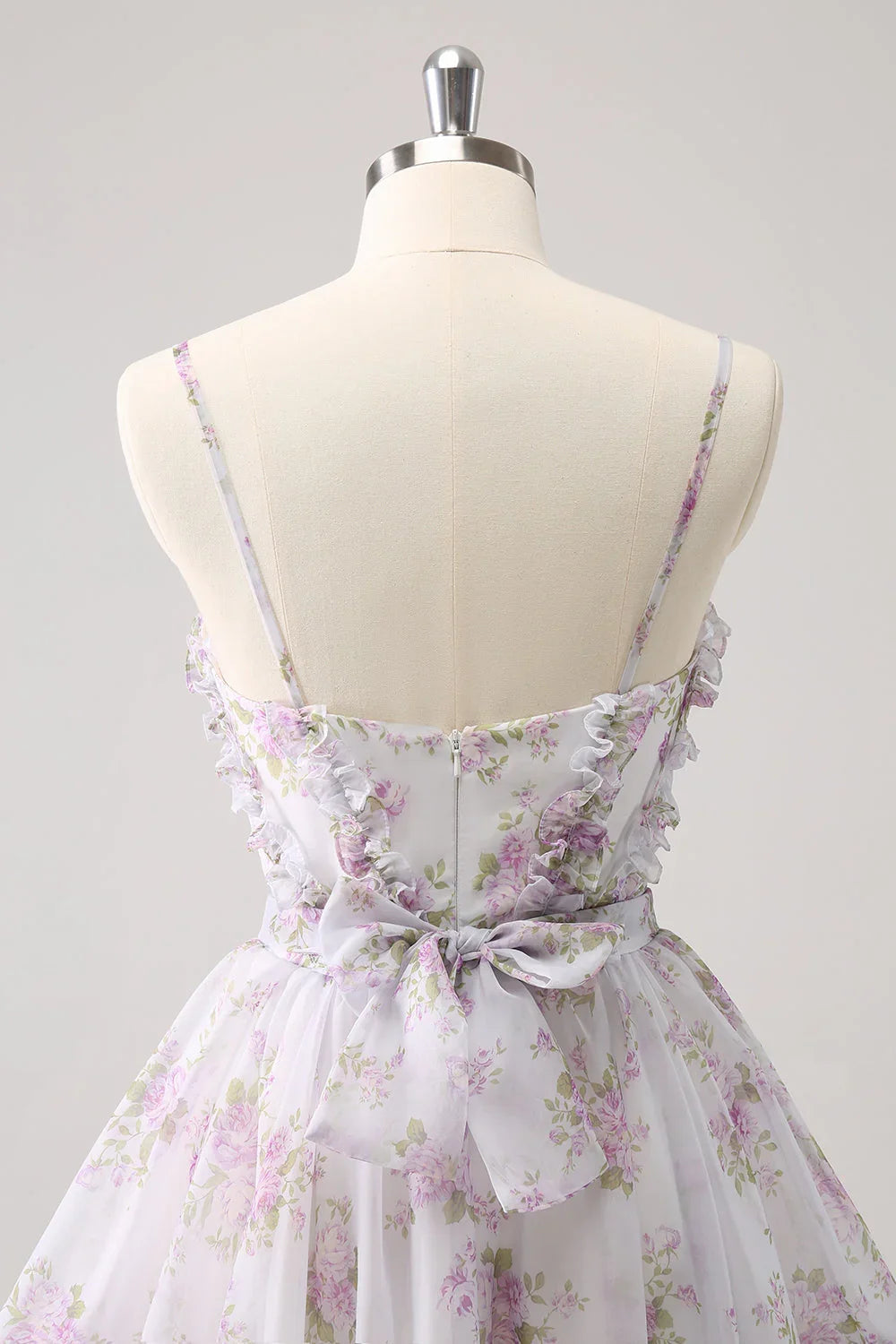Vestido de Baile Lila Lindo con Corte A, Abertura, Niveles, Estampado Floral y Volantes