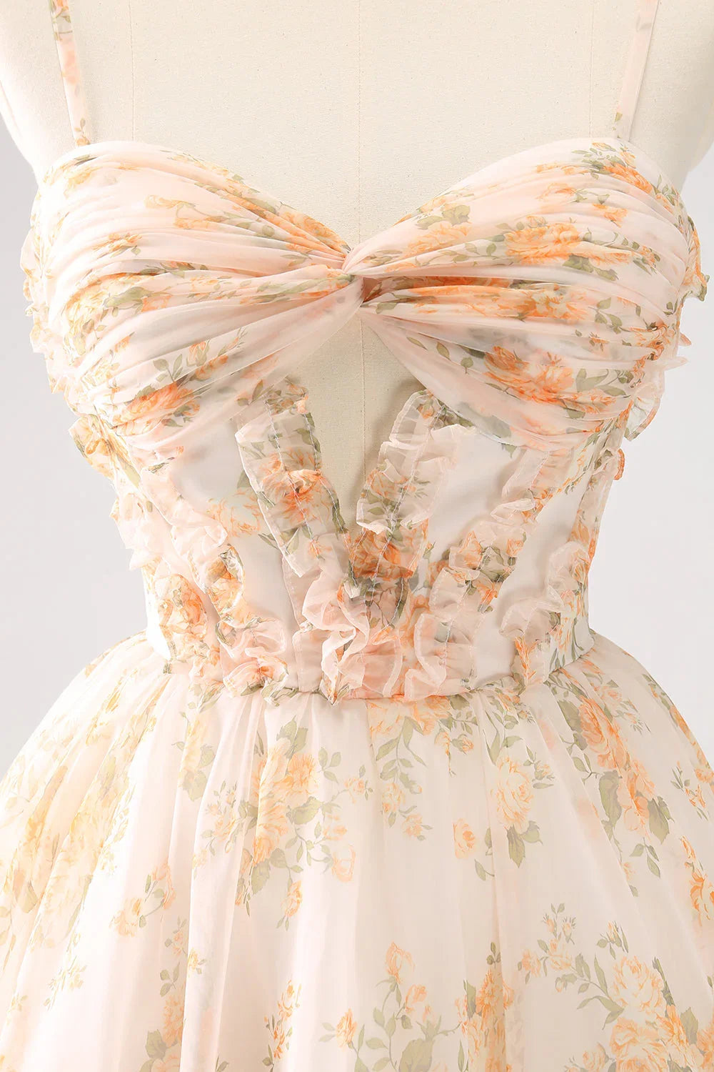 Niedliches gelbes A-Linien-Ausschnitt-Etagen-Blumenprint-Heimkehrkleid mit Rüschen