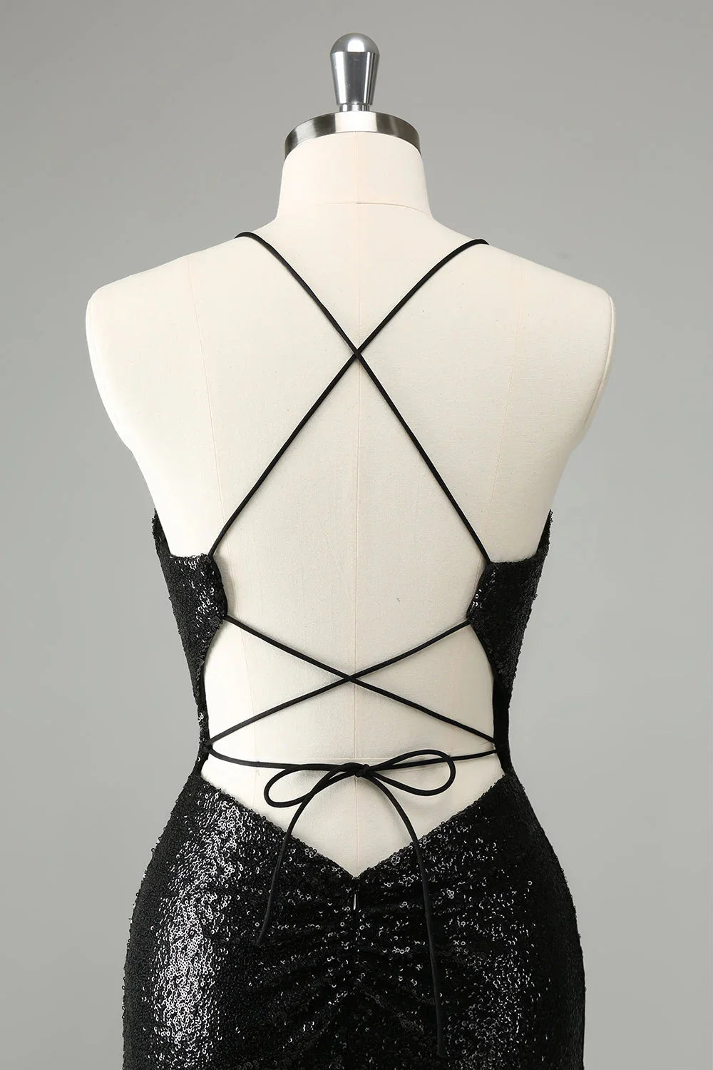 Vestido Preto de Corpo Justo com Alças Finas e Lurex Curto para Baile de Finalistas com Costas Atacadas