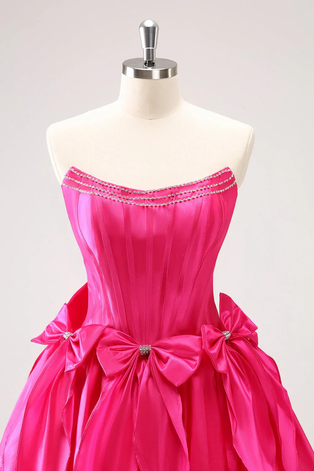 Vestido Lindo Fucsia Sin Tirantes Tipo A con Corsé, Volantes, Abalorios y Lazos para Baile de Bienvenida