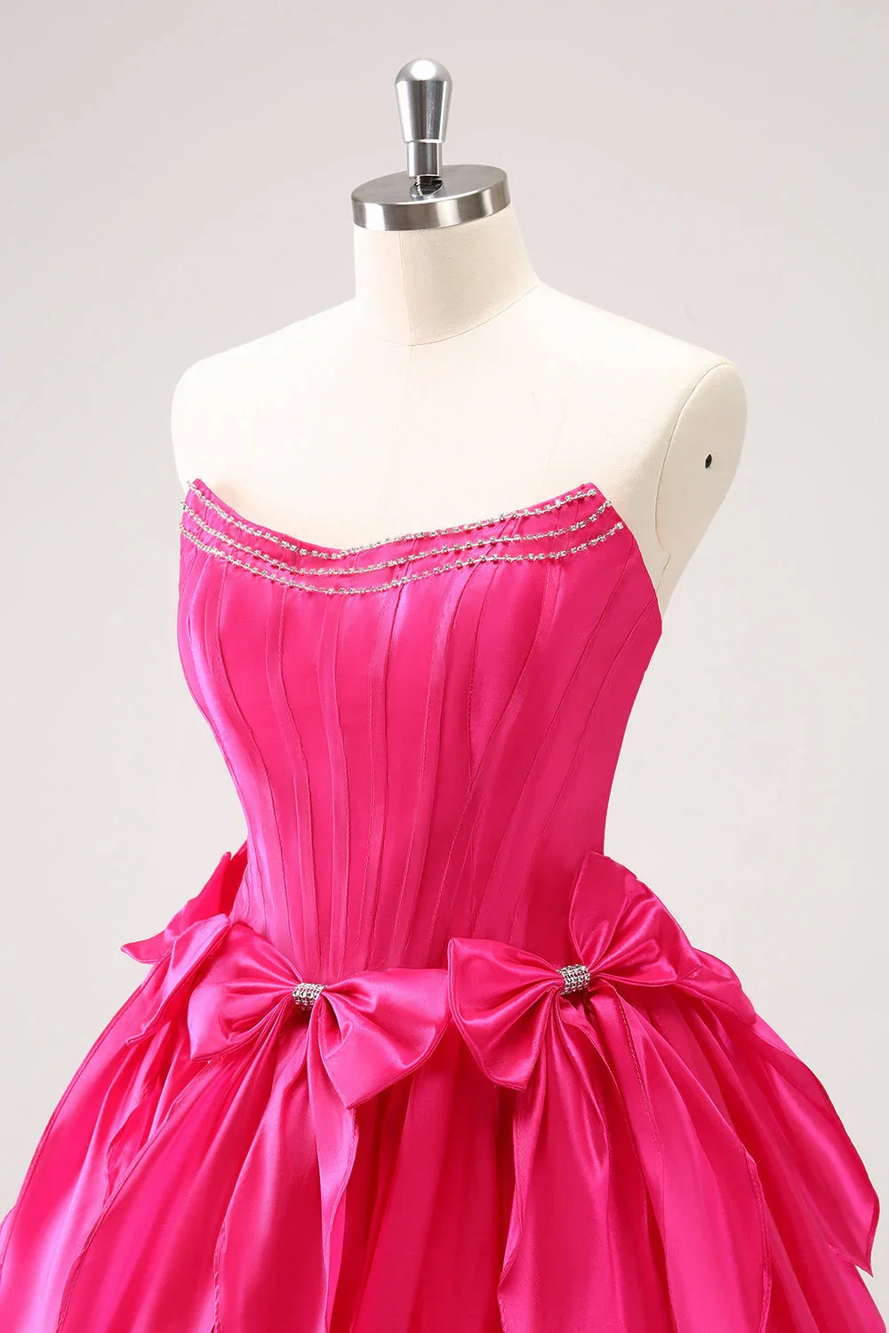 Vestido Lindo Fucsia Sin Tirantes Tipo A con Corsé, Volantes, Abalorios y Lazos para Baile de Bienvenida