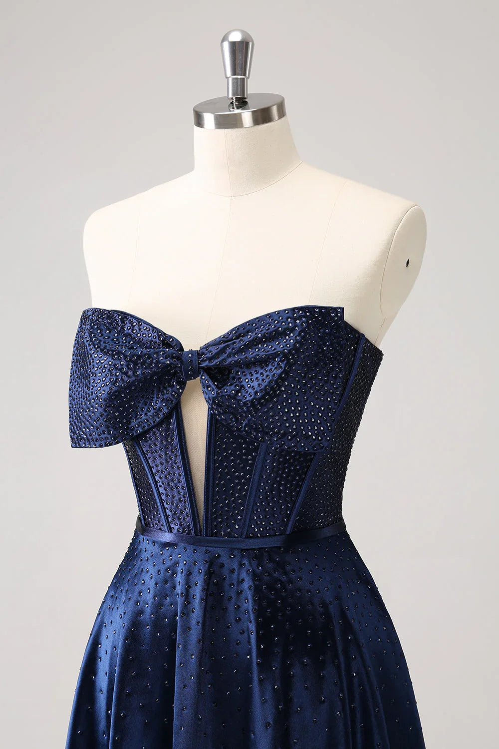 Niedliches marineblaues A-Linien-Trägerloses Hollow-Out-Korsett-Perlenkleid mit Schleife für den Homecoming