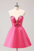Niedliches knallpinkes A-Linien-Trägerloses Kleid mit Cut-Out und Perlen für den Homecoming