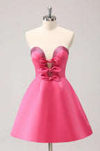 Niedliches knallpinkes A-Linien-Trägerloses Kleid mit Cut-Out und Perlen für den Homecoming