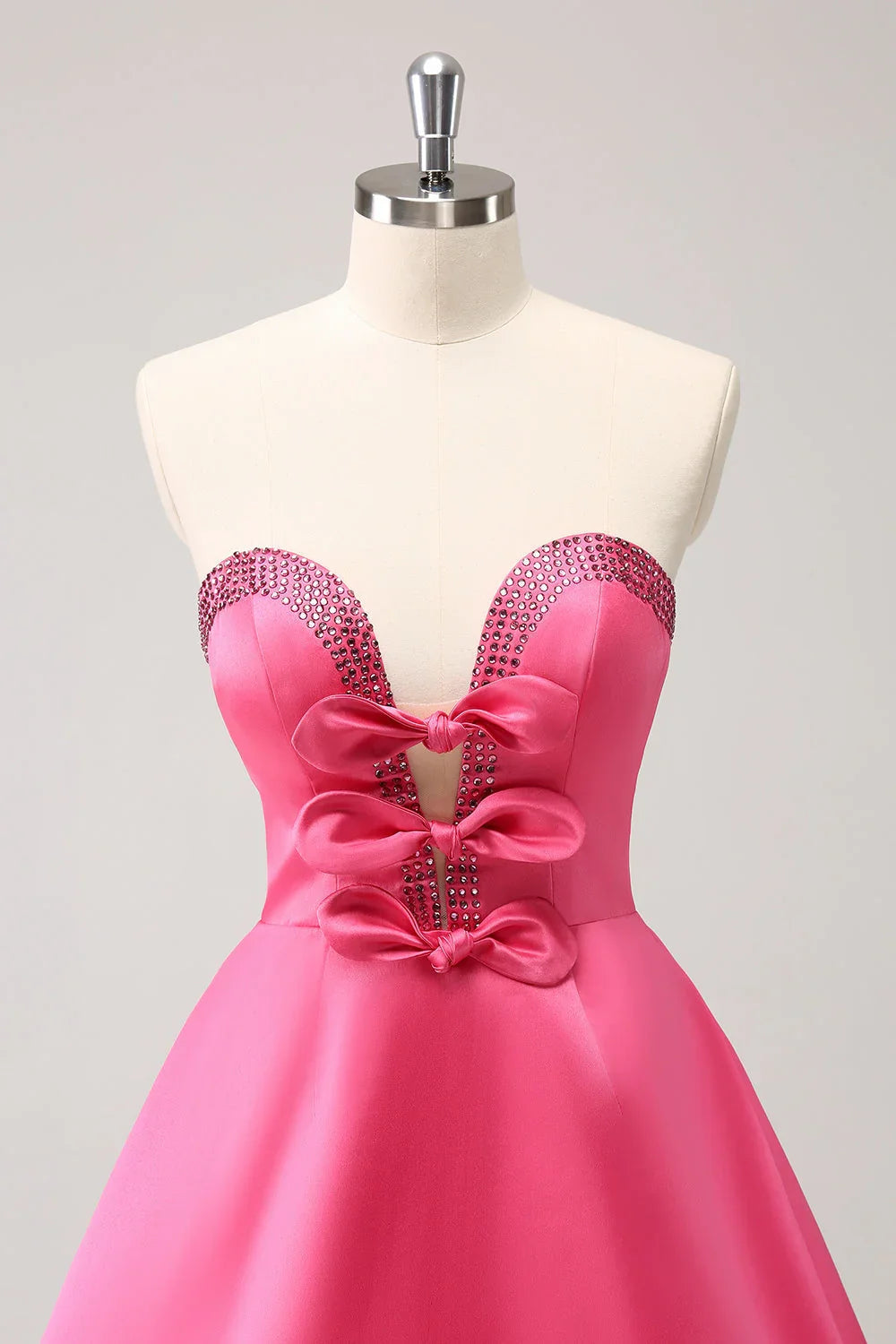 Niedliches knallpinkes A-Linien-Trägerloses Kleid mit Cut-Out und Perlen für den Homecoming