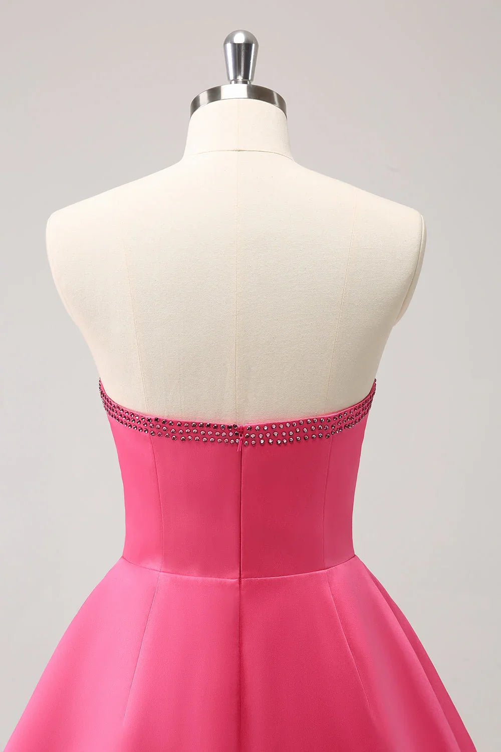 Niedliches knallpinkes A-Linien-Trägerloses Kleid mit Cut-Out und Perlen für den Homecoming