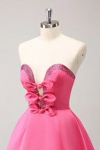 Niedliches knallpinkes A-Linien-Trägerloses Kleid mit Cut-Out und Perlen für den Homecoming