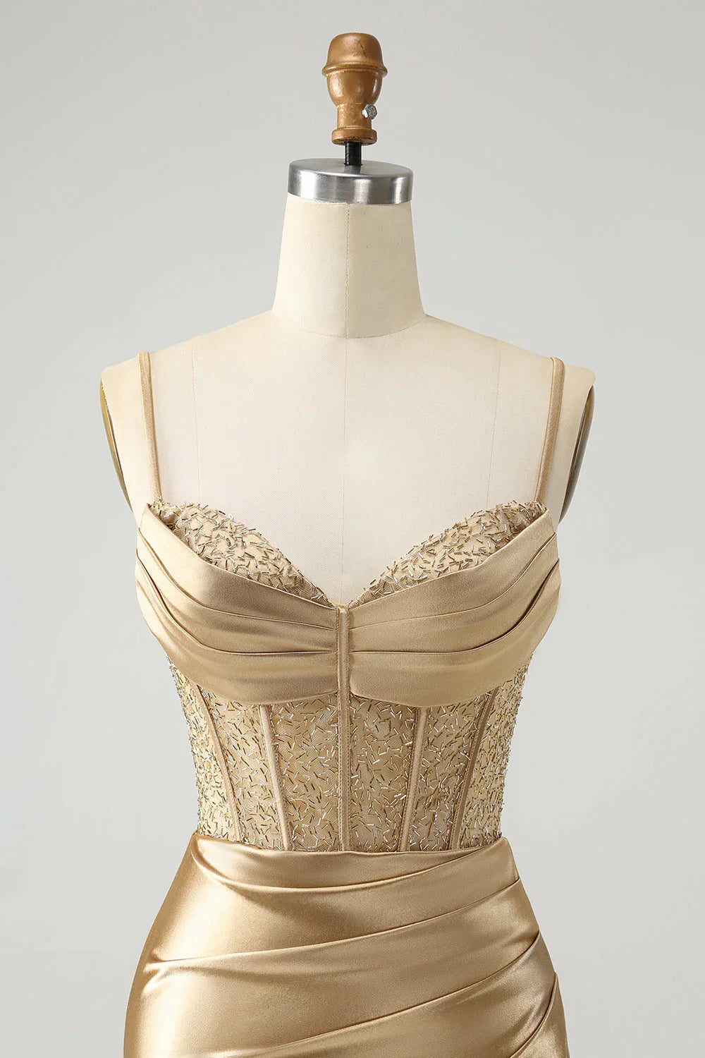Vestido Corto de Fiesta con Corsé Dorado y Espalda de Cordones