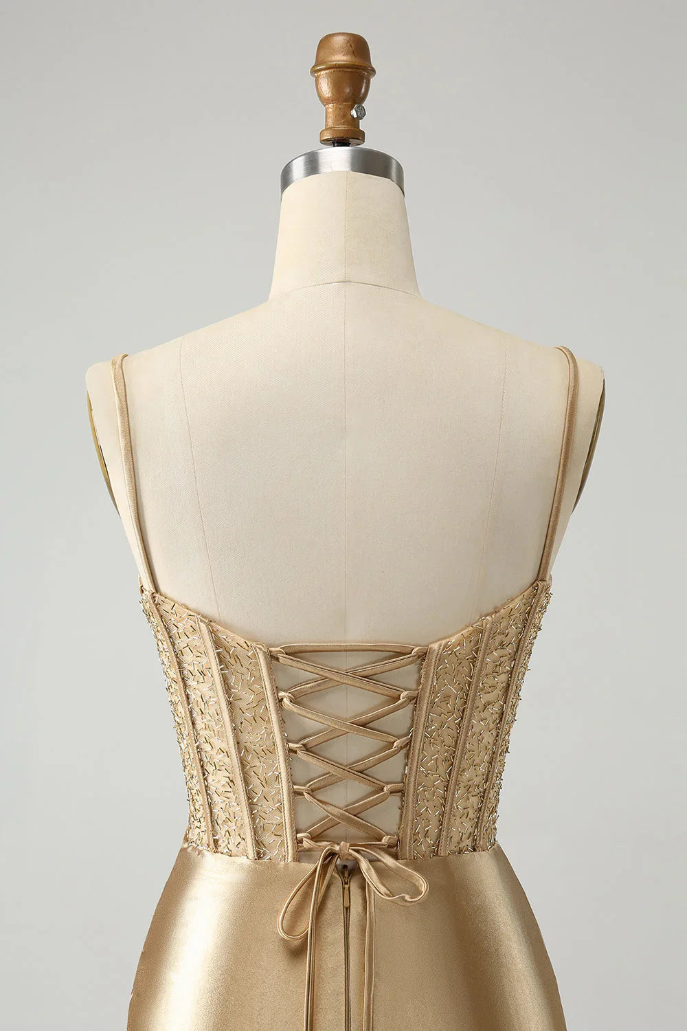Vestido Corto de Fiesta con Corsé Dorado y Espalda de Cordones