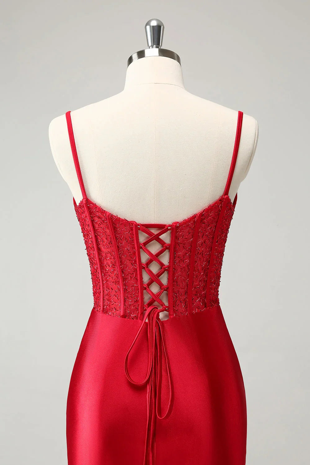 Vestido corto de fiesta en casa con corsé rojo y espalda de cordones