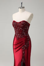 Vestido de baile comprido com racha e corpete sereia floral bordeaux brilhante com contas