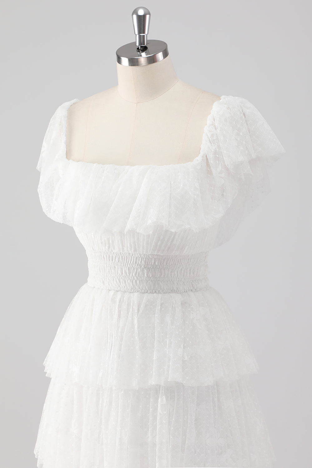 Vestido de cerimónia preto comprido com decote quadrado e folhos