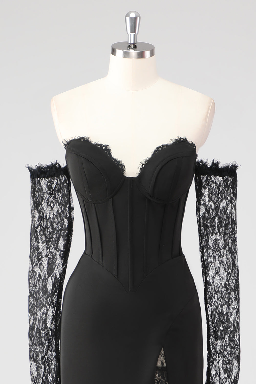 Vestido formal de renda preta com mangas compridas e racha