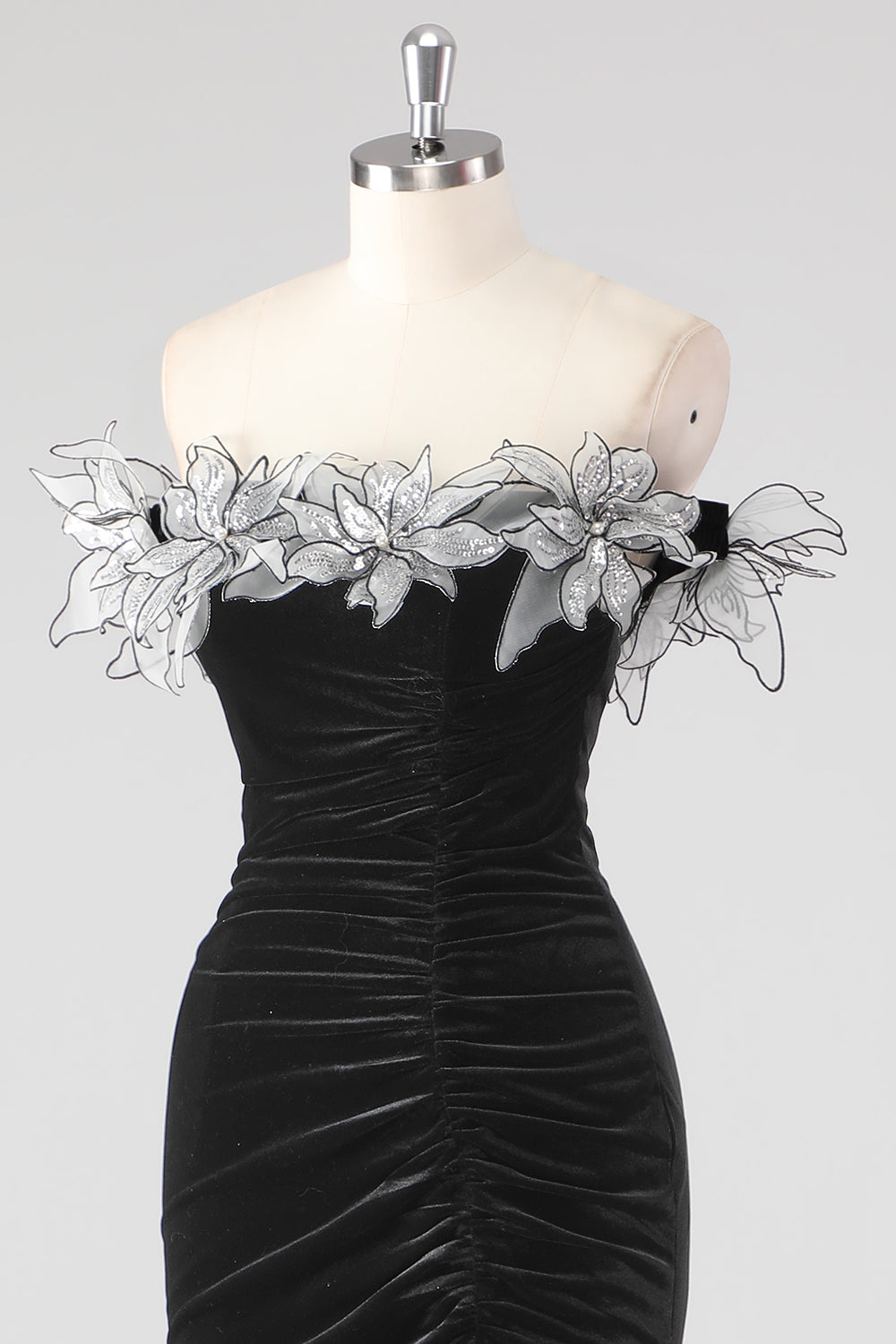 Vestido de cerimónia de veludo preto com flores 3D