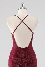Glitzerndes, burgunderrotes Etuikleid mit V-Ausschnitt und Schlitz