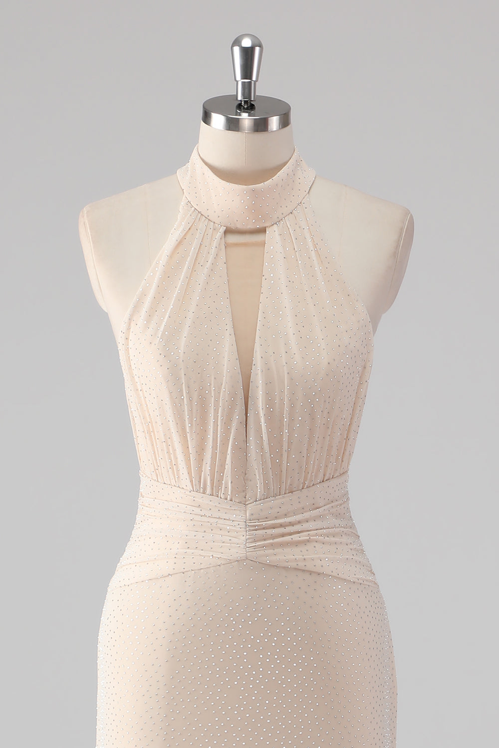 Vestido de cerimónia sem costas com decote halter creme