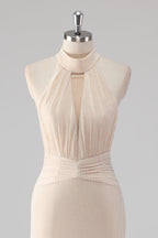 Vestido de cerimónia sem costas com decote halter creme