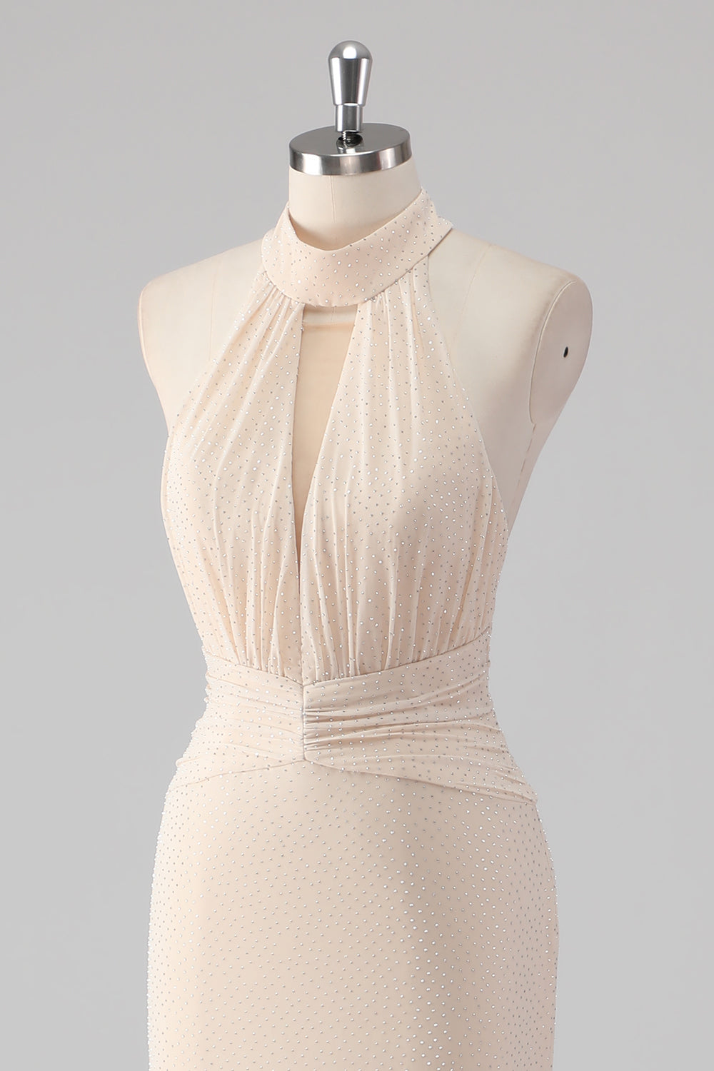 Vestido de cerimónia sem costas com decote halter creme