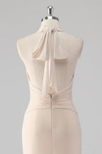 Vestido de cerimónia sem costas com decote halter creme