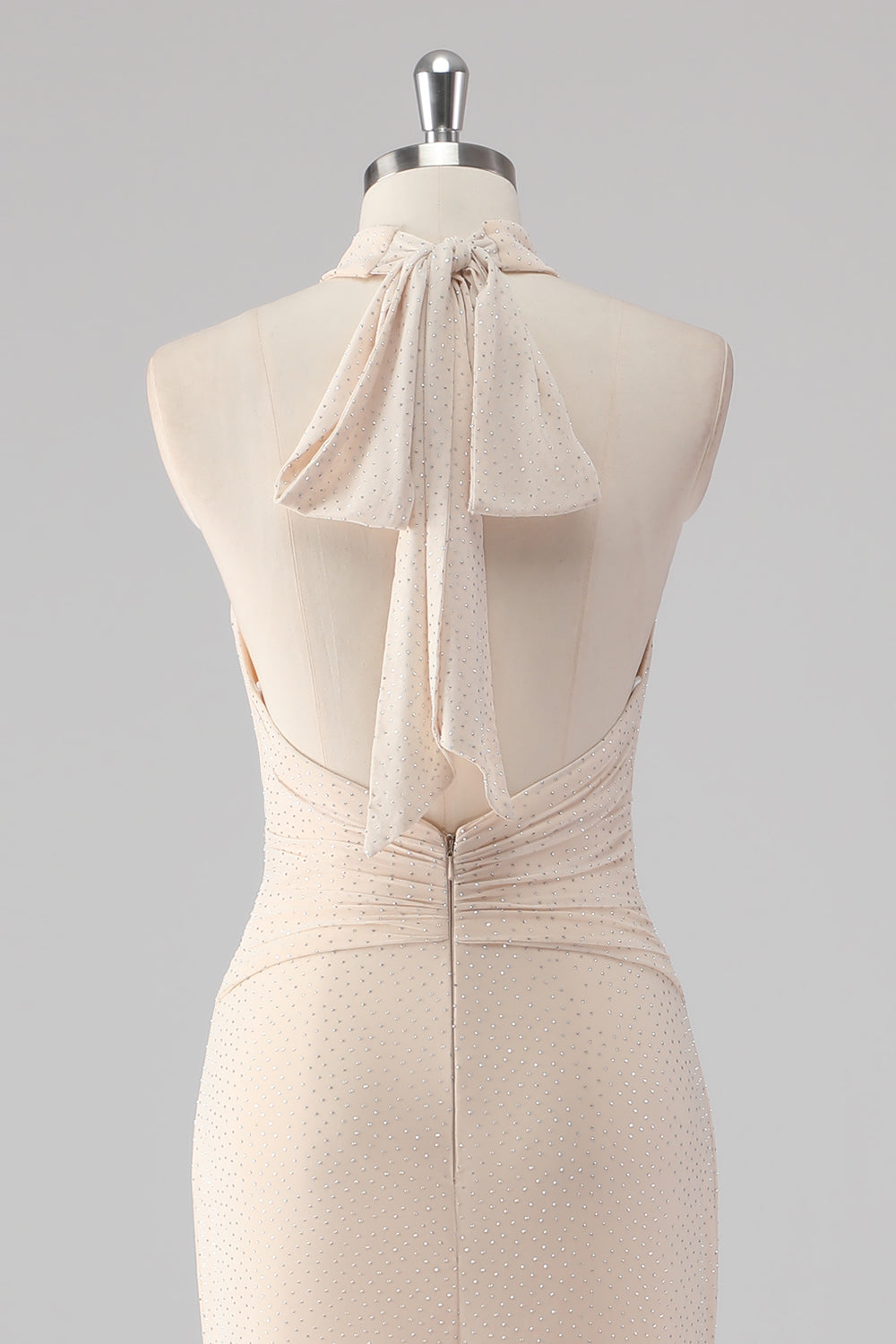 Vestido de cerimónia sem costas com decote halter creme