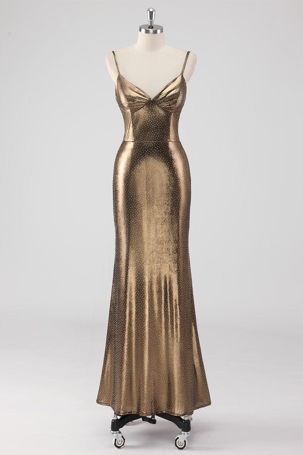 Vestido de cerimónia com alças finas e bainha dourada e bordados