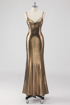 Vestido de cerimónia com alças finas e bainha dourada e bordados