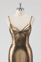 Vestido de cerimónia com alças finas e bainha dourada e bordados