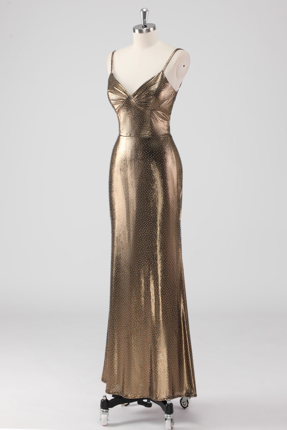 Vestido de cerimónia com alças finas e bainha dourada e bordados