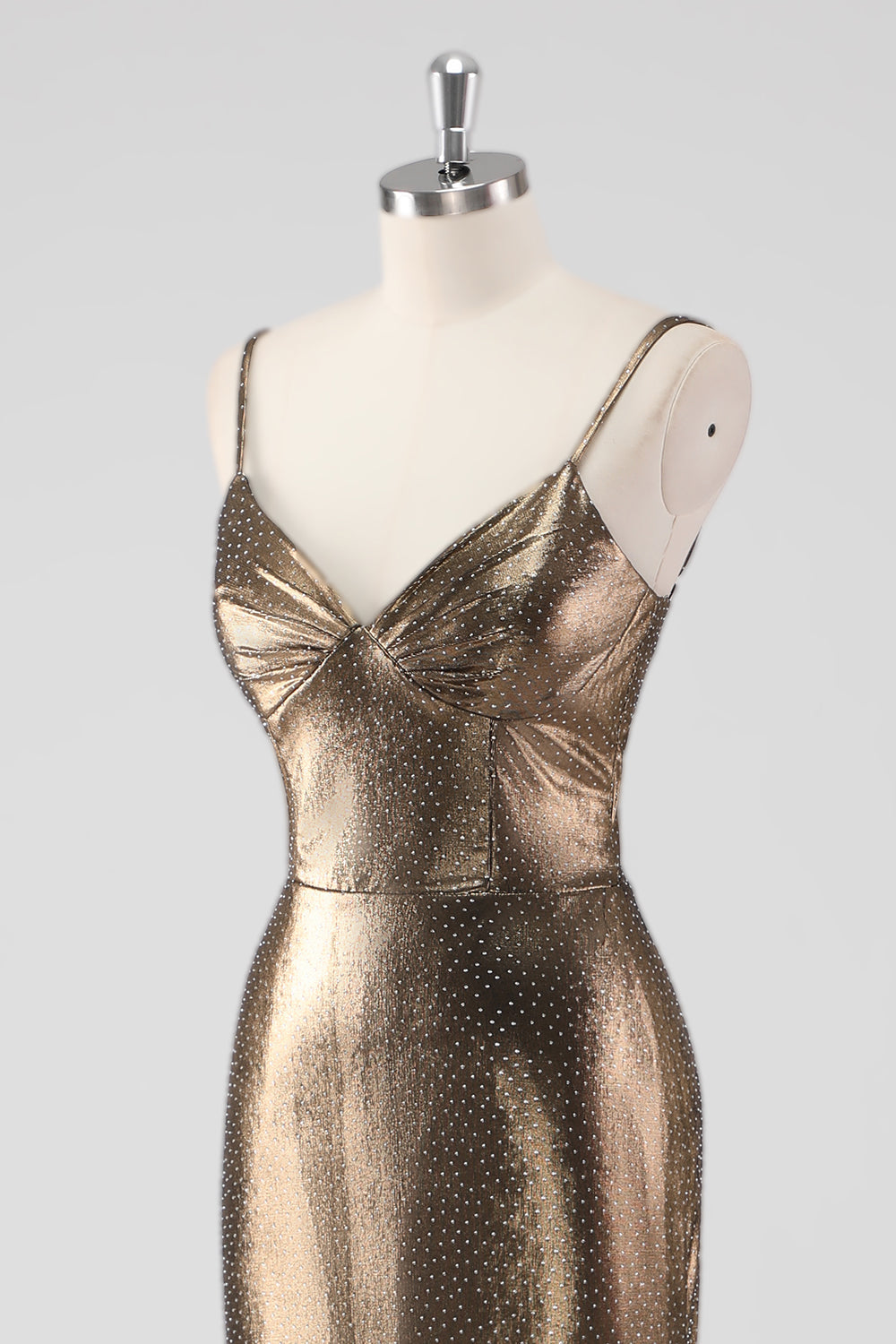 Vestido de cerimónia com alças finas e bainha dourada e bordados