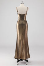 Vestido de cerimónia com alças finas e bainha dourada e bordados