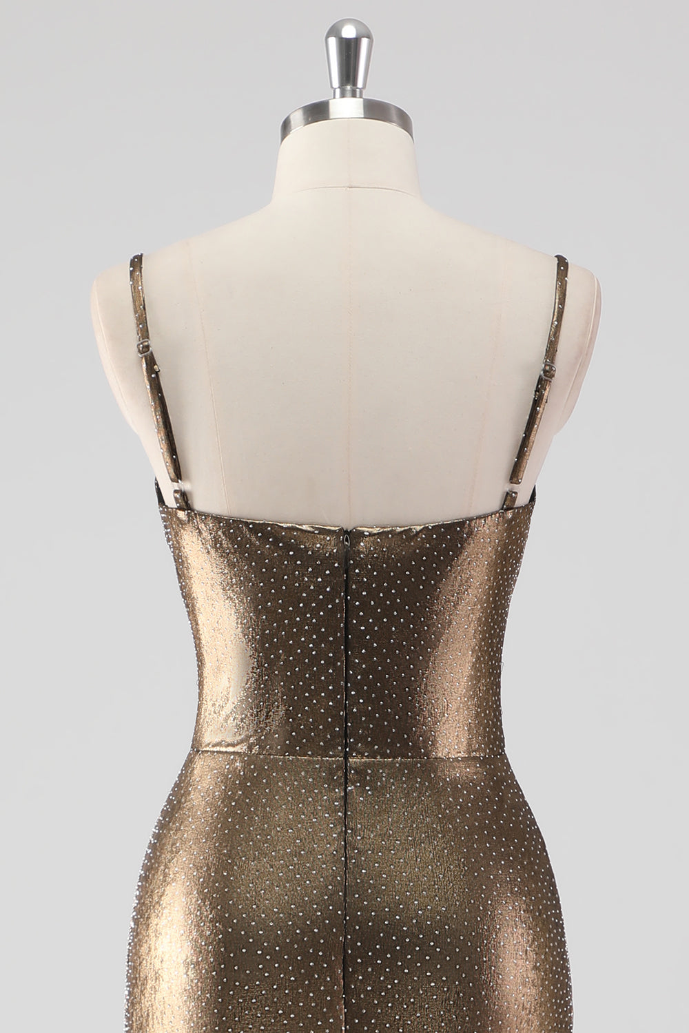 Vestido de cerimónia com alças finas e bainha dourada e bordados